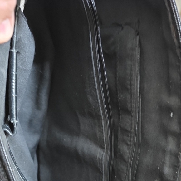 Elegant Black Handbag with Heart Accents - Picture 3 of 3